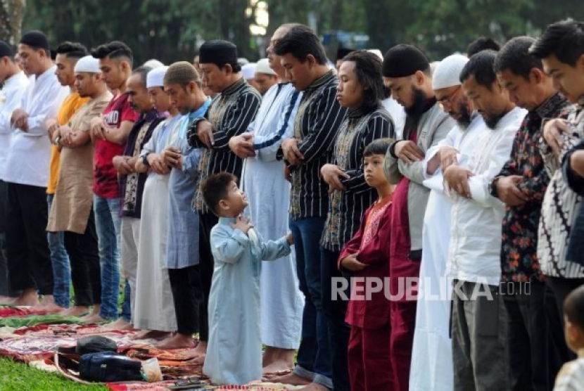 Warga melaksanakan Sholat Idul Fitri 1439 Hijriyah di Lapangan Astrid Kebun Raya Bogor, Kota Bogor, Jawa Barat. Foto: Republika/Putra M. Akbar