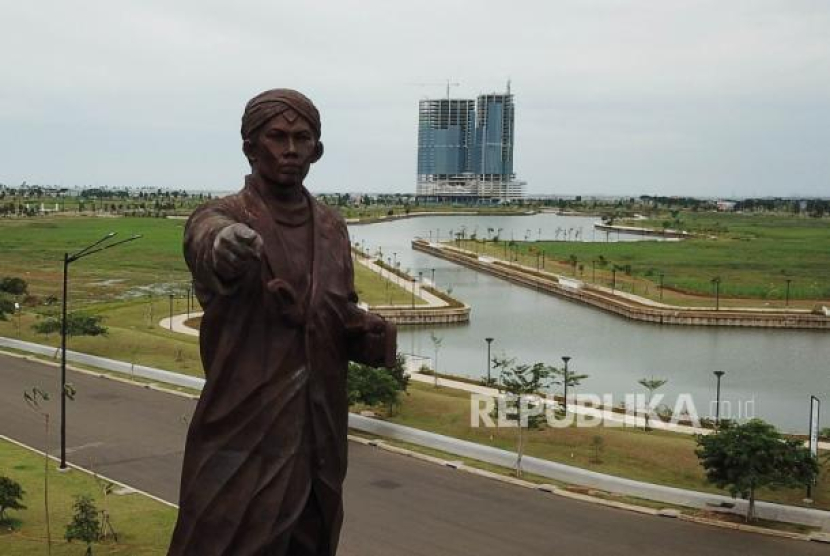 Monumen Jenderal Soedirman yang baru diresmikan terlihat di area CBD PIK2, Tangerang, Banten, Jumat (3/2/2023). Monumen setinggi 15 meter ini menandakan posisinya sebagai karya seni yang dapat mengingatkan masyarakat dan pengunjung kawasan PIK2 tentang sosok Jenderal Soedirman, sekaligus penanda gerbang utama menuju CBD PIK2 yang berada persis di mulut exit tol PIK 2 yang rencananya selesai awal 2024. Foto: Republika/Edwin Dwi Putranto