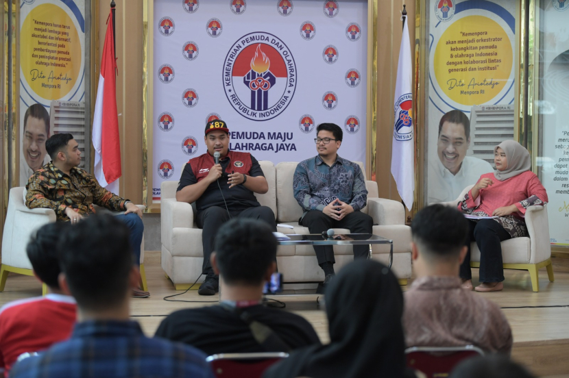 Menpora Dito Ariotedjo dalam talks show bersama Indonesia Youth Diplomacy (IYD) di Media Center Kemenpora, Jakarta, Jumat (19/5). Dok. Kemenpora