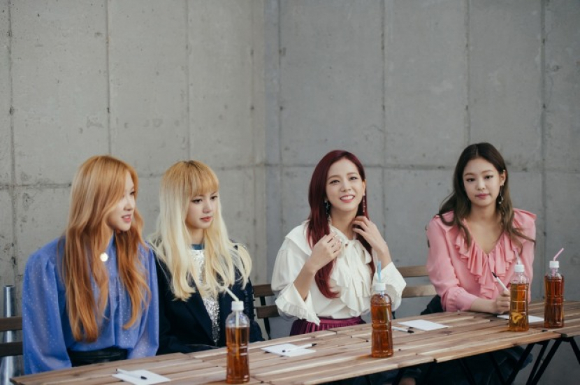 Personel grup K-Pop BLACKPINK saat melakukan wawancara dengan media. Ciri-Ciri bahasa yang digunakan perempuan berdasarkan teori Lakoff (ilustrasi). Foto: Korea Herald
