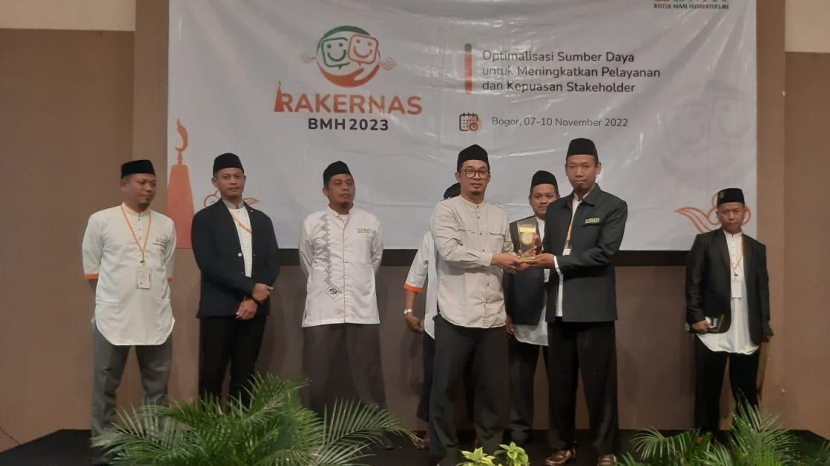 BMH Yogyakarta menerima penghargaan BMH Award 2022 kategori Laporan Keuangan Terbaik, dalam rangkaian Agenda Rapat Kerja Nasional (Rakernas) BMH 2022 di Bogor, Kamis (10/11/2022).  (Foto: Dok BMH)