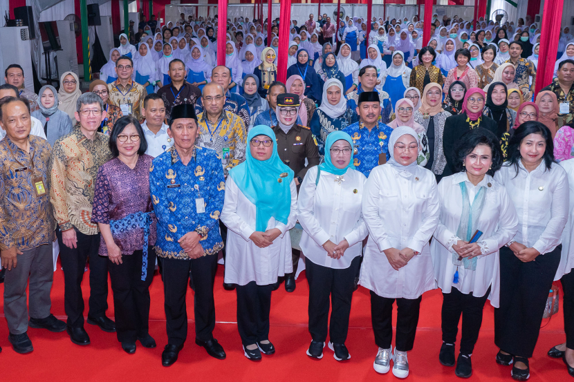 Menteri Ketenagakerjaan Ida Fauziyah berfoto bersama pada Program Aksi Pemeriksaan IVA di PT Indofood CBP Sukses Makmur Tbk, Bekasi, Rabu (19/6/2024). Pemeriksaan IVA (Inspeksi Visual dengan Asam Asetat) ini sebagai metode deteksi dini kanker serviks pada tenaga kerja perempuan.