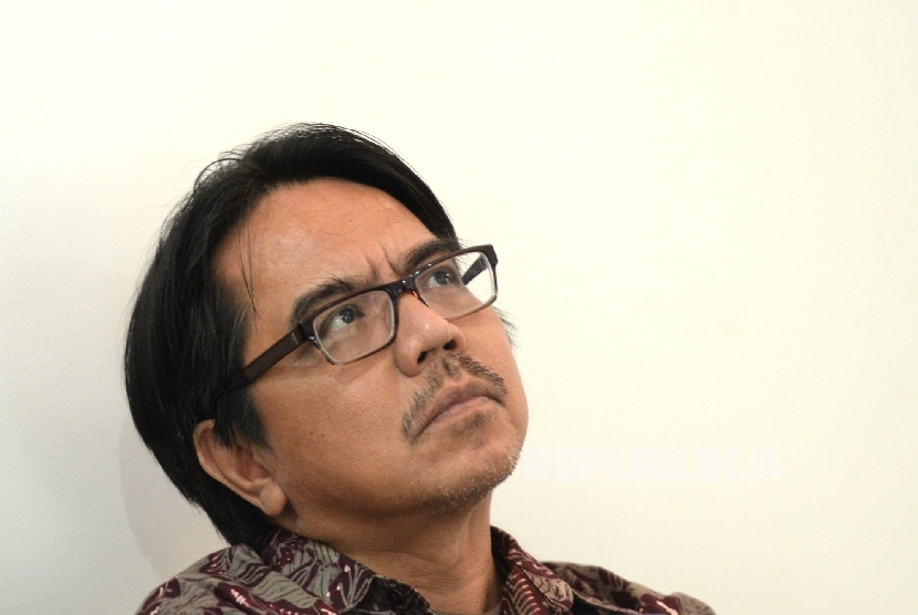 Ade Armando. Pegiat media sosial sekaligus Dosen UI, Ade Armando dipukuli massa saat aksi demonstrasi di depan gedung DPR RI, 11 April 2022. Foto: Republika.