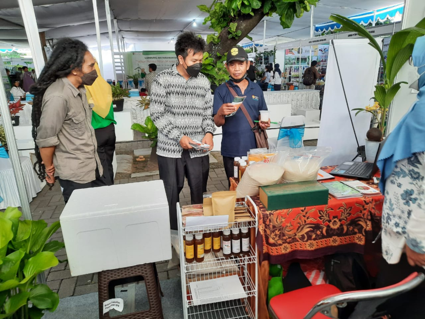 Para pengunjung antusias mengunjungi Stand-Stand