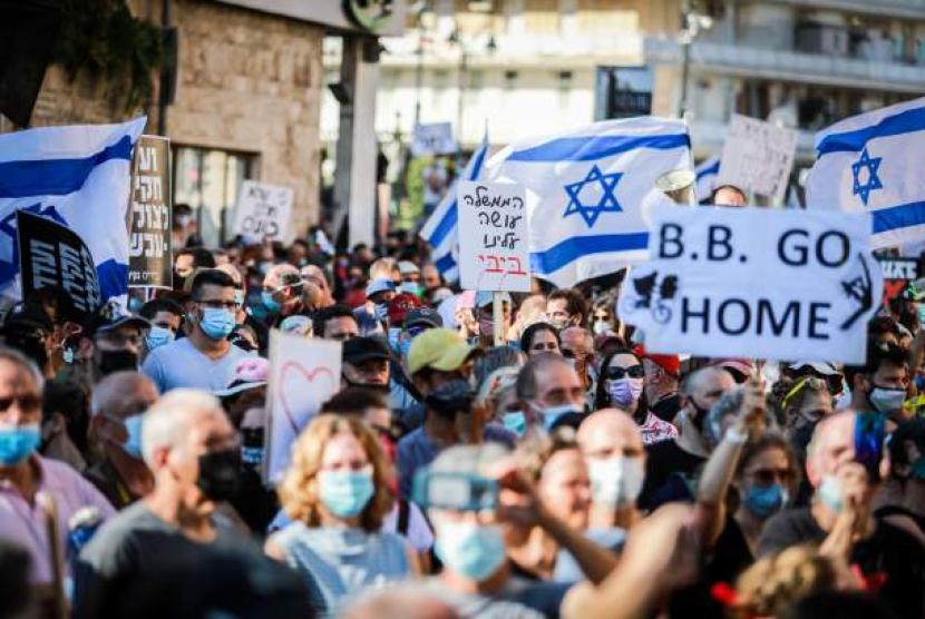 Keluarga tawanan yang ditahan oleh Hamas berdemonstrasi di rumah Perdana Menteri Israel Benjamin Netanyahu di Tel Aviv.