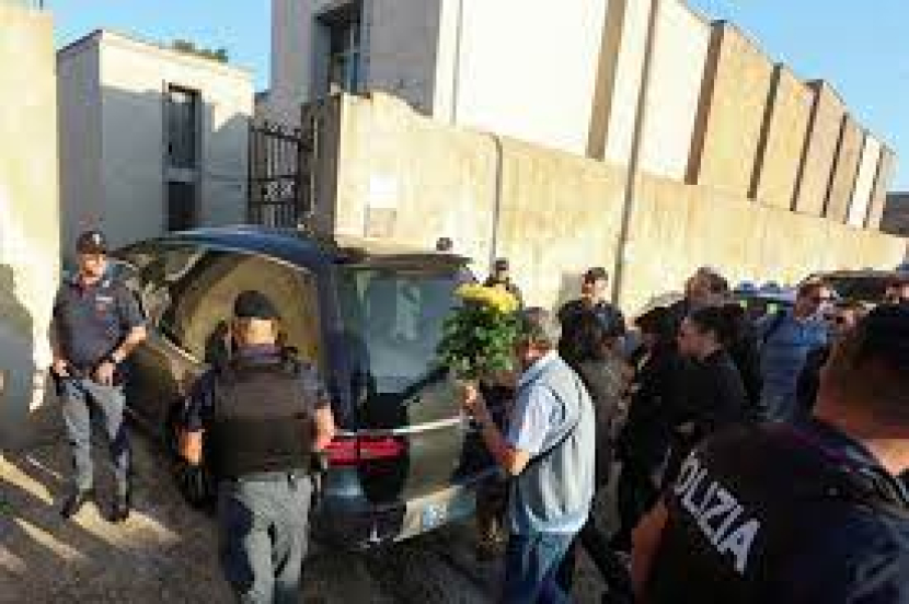 Pemakaman Matteo Messina Denaro di Sisilia, Italia, Rabu (27/9/2023). (Reuters/Igor Petyx).