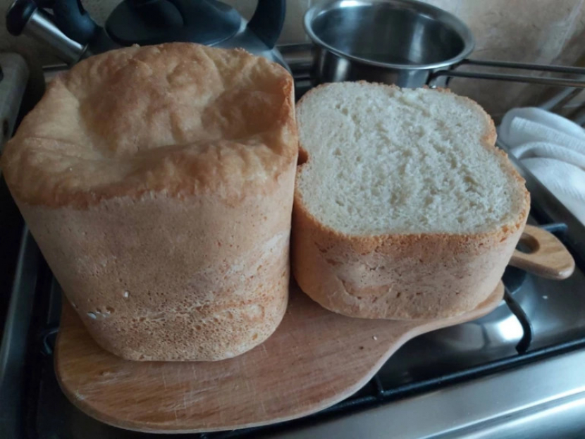 Tanpa roti untuk dibeli, hari ini Zakhida membuat rotinya sendiri [Courtesy of Zakhida Adylova]