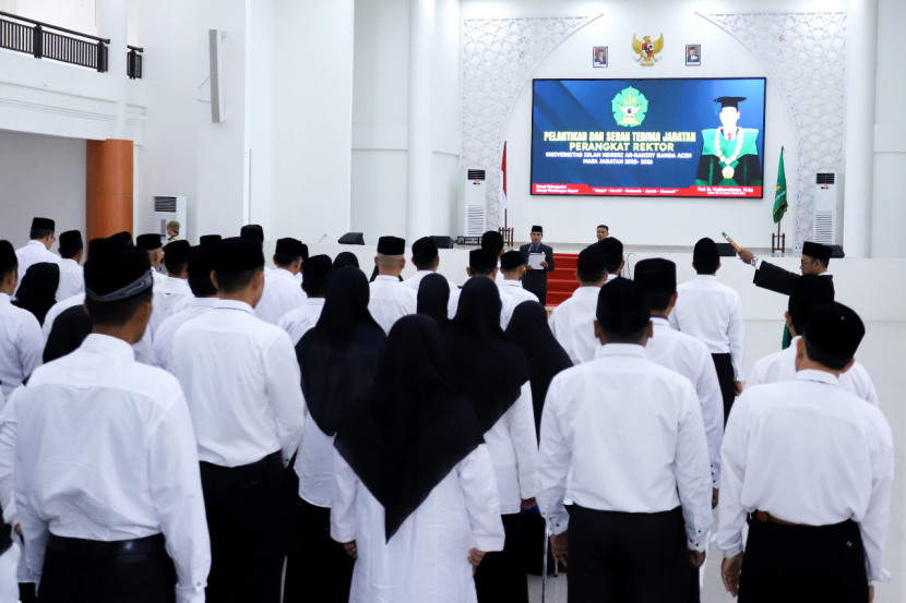 Rektor UIN Ar-Raniry Prof Mujiburrahman melantik para Ketua dan Sekeretaris Prodi serta Ketua Laboratorium di Lingkungan UIN Ar-Raniry Banda Aceh, di Auditorium Ali Hasjmy, Banda Aceh, Jumat (30/9/2022). (Foto: Dok UIN Ar-Raniry)