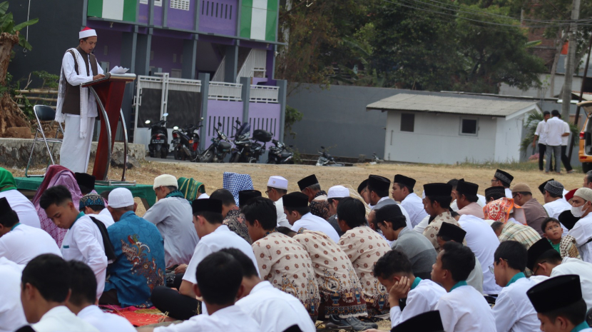 Santri dan warga di Kabupaten Kuningan menggelar Sholat Istisqo. (Istimewa)