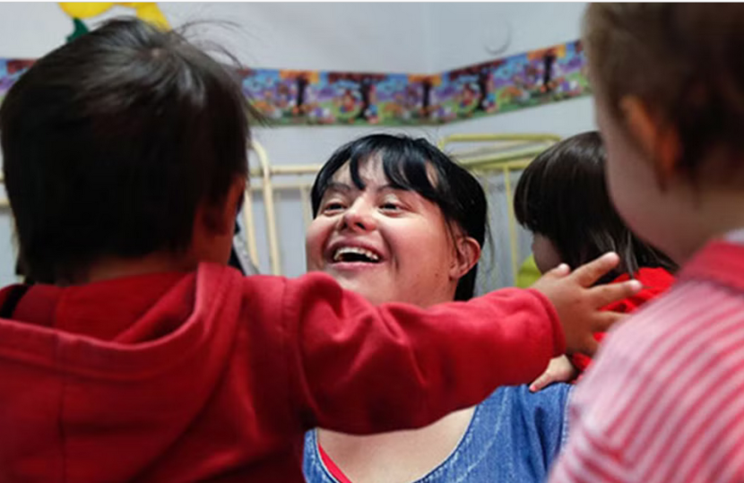 Argentina memperingati Hari Guru Nasional pada 11 September. Potret Noelia Garella saat berinteraksi dengan anak-anak di TK Jeromito di Cordoba, Argentina. Foto: AFP