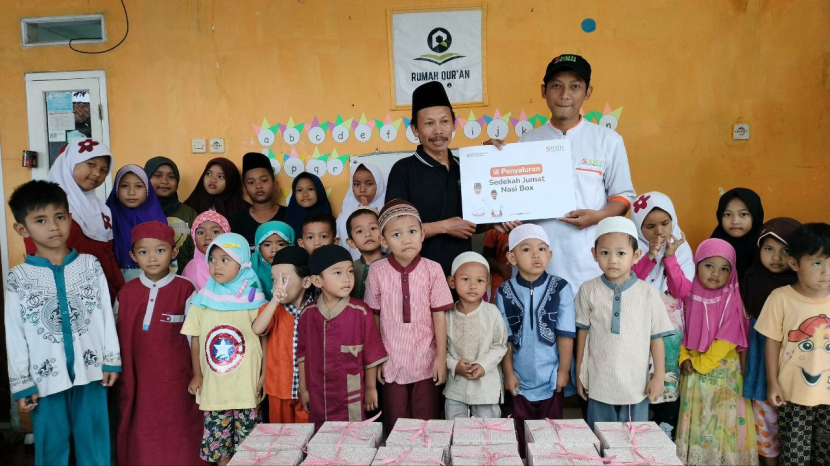 BMH menyalurkan nasi box kepada santri Rumah Quran An-Najah, Kelurahan Duren Mekar, Kecamatan Bojongsari, Kota Depok, Jawa Barat. (Foto: Dok BMH)