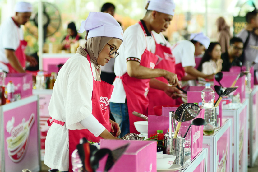 Peserta Bright Gas Cooking Competition 2024 memasak dengan bahan baku ayam dan  tahu di Rooftop Paris Van Java Mall, Sabtu (6/7/2024).