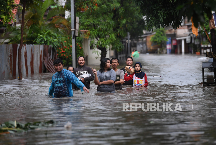 Warga Jakarta kebanjiran. Salah satu penyebab Jakarta mustahil bebas dari kebanjiran karena hilangnya hutan lingdung dan ruang terbuka hijau yang menyempit. Foto: Republika.