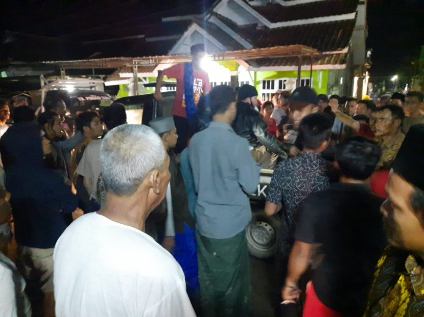 Warga mendatangi rumah kediaman KH Farid Ashr Waddahr. (dokumentasi)