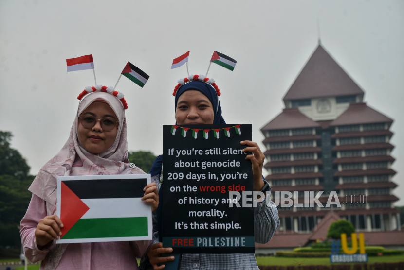 Dua mahasiswi Universitas Indonesia (UI) saat melakukan demonstrasi bela Palestina dengan latar belakang Gedung Rektorat UI Depok, Jawa Barat/ilustrasi. (Foto: republika.co.id)