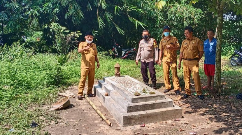 Nisan di makam yang dikeramatkan bertuliskan 