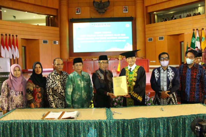 STEI SEBI meneken kerja sama dengan sejumlah mitra terkait beasiswa Pendidikan mahasiswa STEI SEBI. Kerja sama ditandarangani di sela acara wisuda ke-17 STEI SEBI di Tangerang Selatan, Kamis (27/10/2022). (Foto: Dok STEI SEBI)