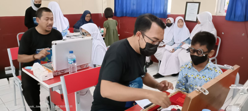 Iropin Depok baksos di SD Negeri di Sukmajaya (Mia Nala/ruzka.republika)