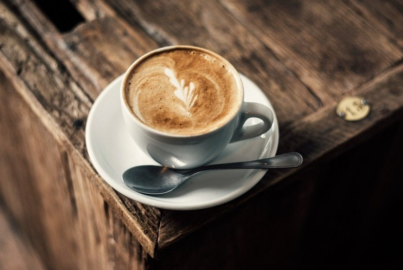 Jika gelas ataupun baju terkena tumpahan kopi, ada cara mudah untuk menghilangkannya.    (Foto: Republika)