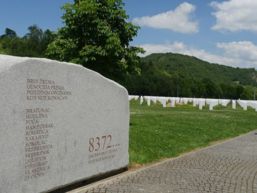Keterangan foto: Kuburan masal Muslim Bosnia di Srebrenica. Tertulis angka 8372, itu merupakan jumlah korban yang dikubur di sana. (Foto: Muhammad Subarkah)