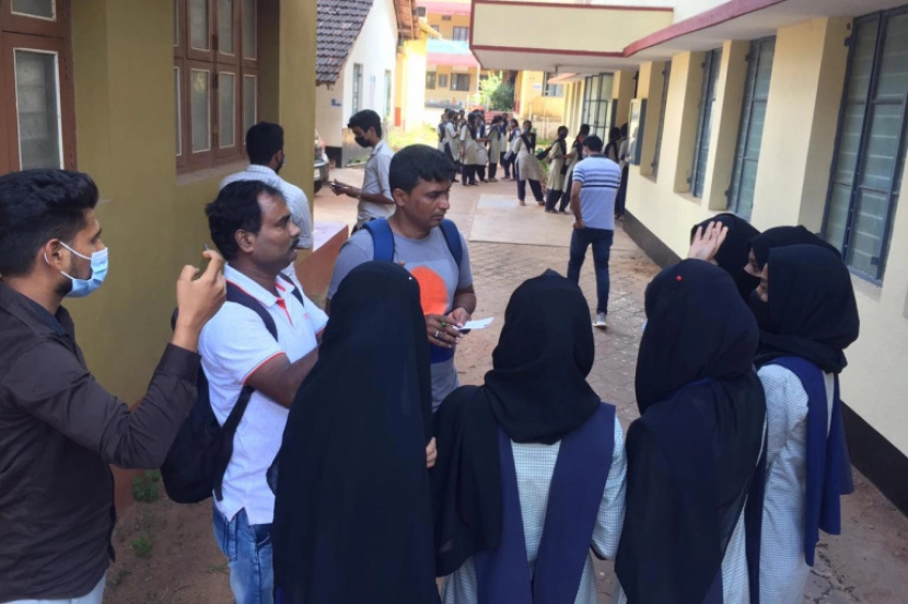 Kelompok tersebut bertemu wartawan mengenai larangan jilbab di ruang kelas mereka di Udupi College [Al Jazeera]