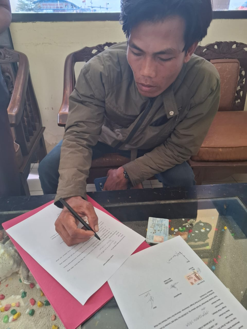 perahu milik Ro'i warga Desa Cemara, Kecamatan Cantigi, Kabupaten Indramayu menandatangani perjanjian damai. (Dok. Matapantura.republika.co.id)