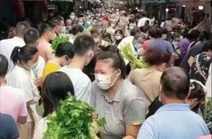 Penduduk  Kota Chengdu menyerbu pasar untuk menimbun bahan pokok.