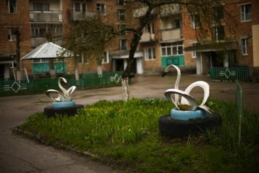 Dekorasi berbentuk angsa yang terbuat dari ban ditempatkan di jalan-jalan di kota Chernobyl yang sebagian ditinggalkan, Ukraina, Selasa, 26 April 2022. Foto: AP Photo/Francisco Seco