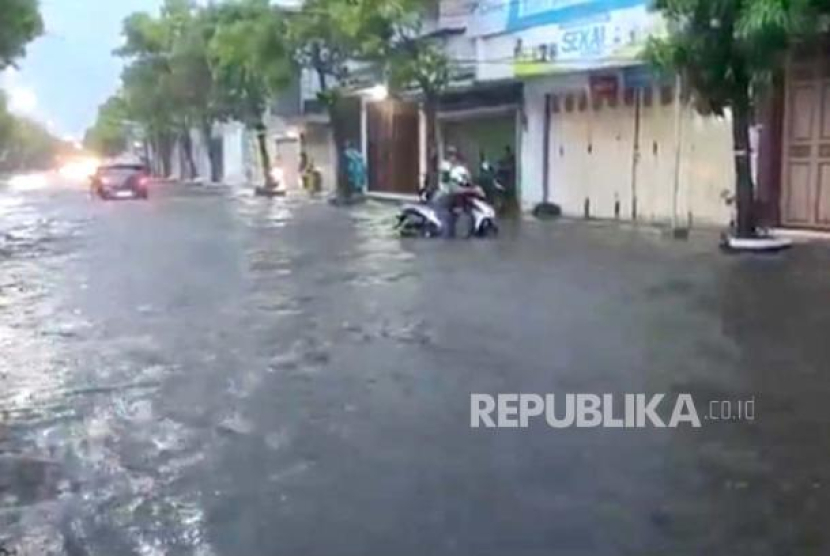 Banjir mengepung sejumlah ruas jalan raya di wilayah Indramayu Kota setelah diguyur hujan lebat yang disertai petir. (Matapantura.republika.co.id/Lilis Sri Handayan)