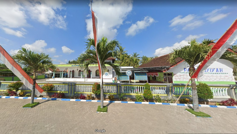 Plang Muhammadiyah di halaman Masjid Al-Hidayah Desa Tampo, Kecamatan Cluring, Kabupaten Banyuwangi, terekam Google Maps sudah terpasang sejak Agustus 2019. 