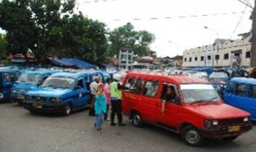 Angkot di Kota Depok.