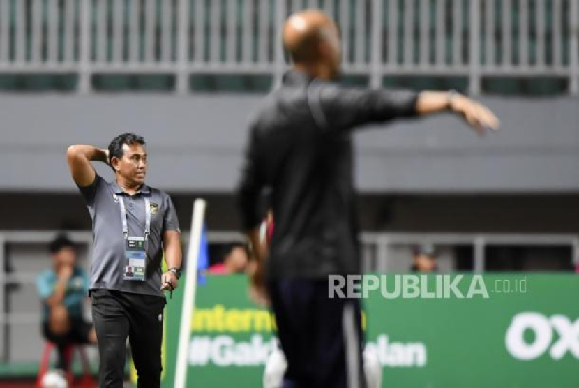 Pelatih Kepala Tim Nasional U-17 Indonesia Bima Sakti (kiri). Foto: ANTARA/M Risyal Hidayat