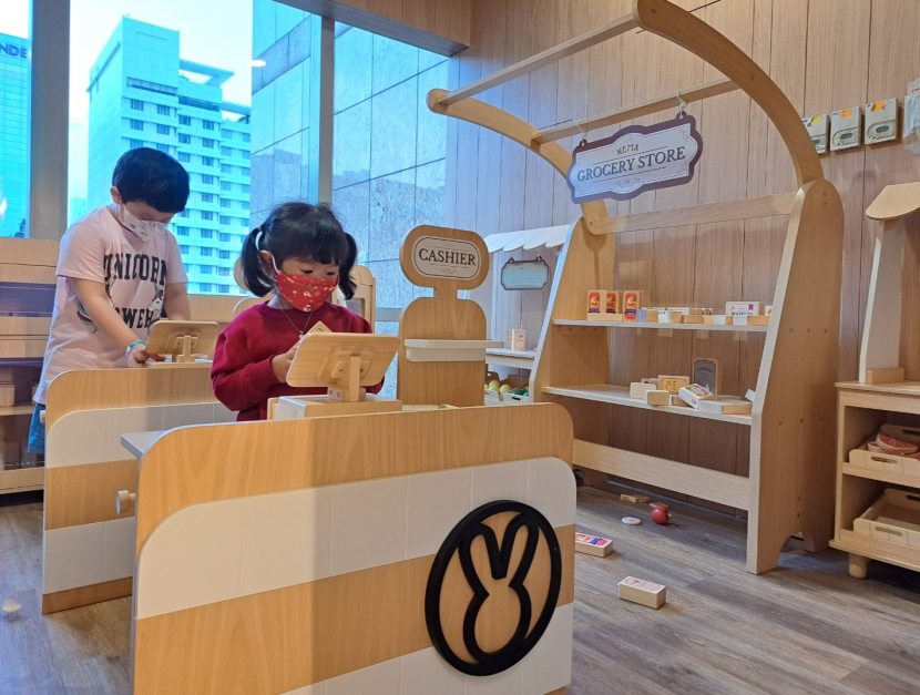 Anak-anak sedang bermain di Miniapolis Plaza Indonesia. (Dok Shelbi Asrianti)