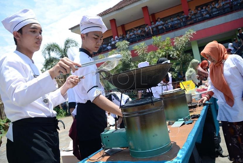 Lulusan Sekolah Menengah Kejuruan (SMK) diharapkan siap bekerja setelah lulus, tapi banyak juga yang melanjutkan pendidikan ke PTN melalui jalur UTBK-SBMPTN. Foto : Republika.