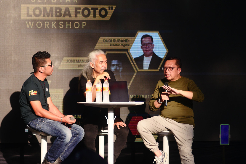 Founder Kelas Garasi Dudi Sugandi (kanan) dan fotografer PAF Bandung Joni Manurung (kanan) memaparkan dinamika penjurian lomba foto dalam Talkshow Seputar Lomba Foto di acara Salon Foto Indonesia 2024 yang digelar Perhimpunan Amatir Foto Bandung di Cihampela Walk Bandung, Jumat (12/7/2024).