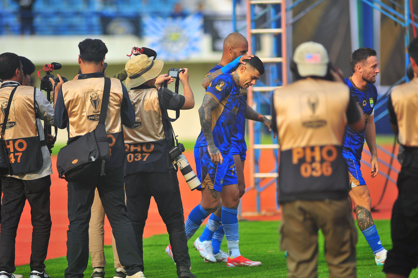 Pewarta foto memburu momen selebrasi striker Persib Bandung David Da Silva dan Ciro Alves  setelah membobol gawang PSM Makassar pada laga pembuka Grup A Turnamen Pra Musim Piala Presiden 2024 di Stadion Si Jalak Harupat, Bandung, Jumat (19/7/2024). 