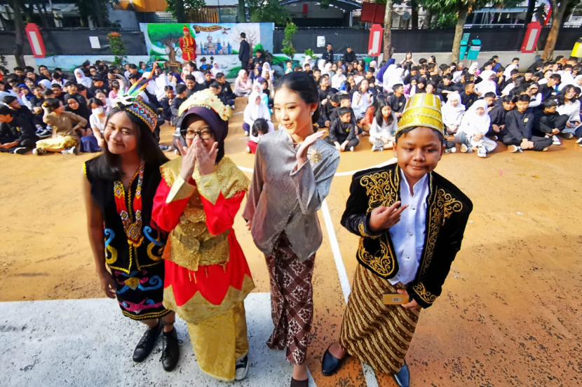 Pemenang terpilih siswa dengan busana tradisional terbaikusai mengikuti Upacara peringatan Hari Pendidikan Nasional di Lapang sekolah SMPN 7 Bandung, Kamis (2/5/2024).