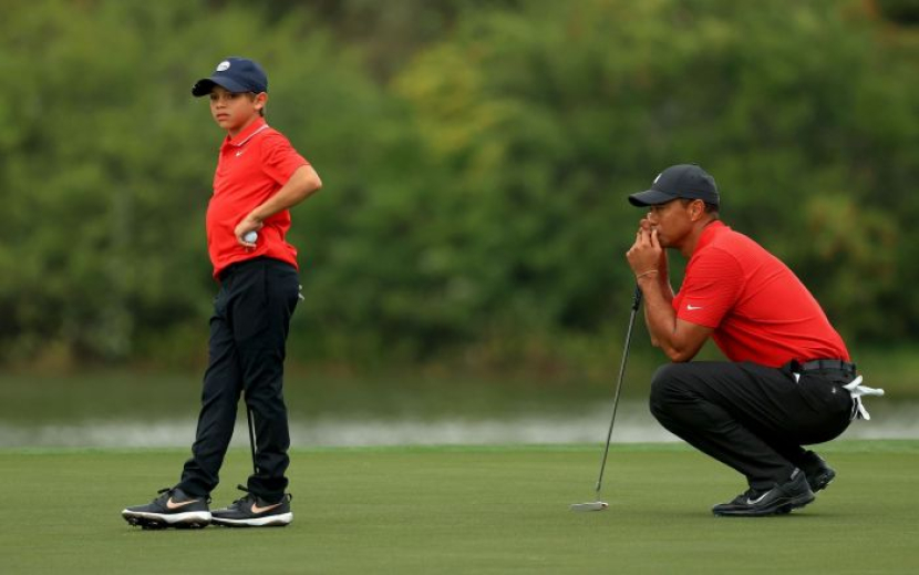 Tiger Woods mengamati permainan putranya, Charlie Woods.
