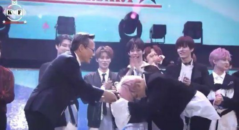 Anggota grup K-Pop, NCT menundukkan kepala saat menerima penghargaan. (istimewa)