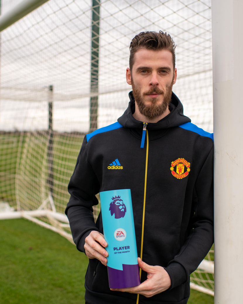 David de Gea memperlihatkan trofi pemain terbaik Liga Primer Inggris edisi Januari 2022. 