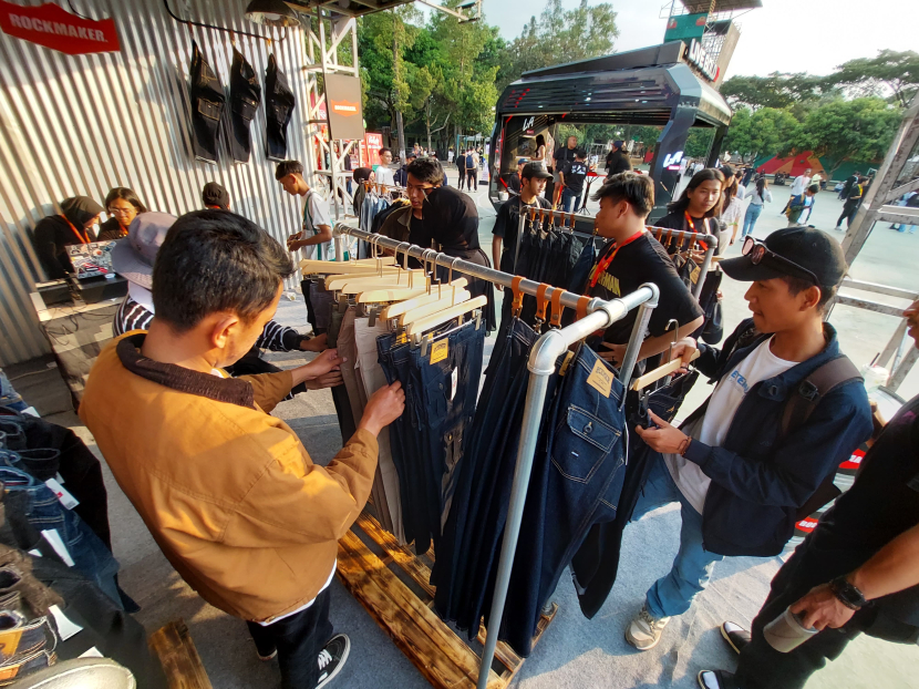 Pengunjung sedang melihat produk fashion lokal di Kickfest XV Bandung
