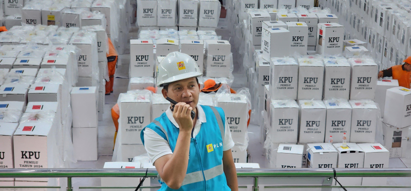 Taryat Hidayat, salah satu tim siaga PLN Unit Induk Distribusi Jakarta Raya yang bertugas menjaga kelistrikan di GOR Jakarta Islamic School PKP Kecamatan Ciracas, Jakarta Timur. (Dok. Matapantura.republika.co.id)