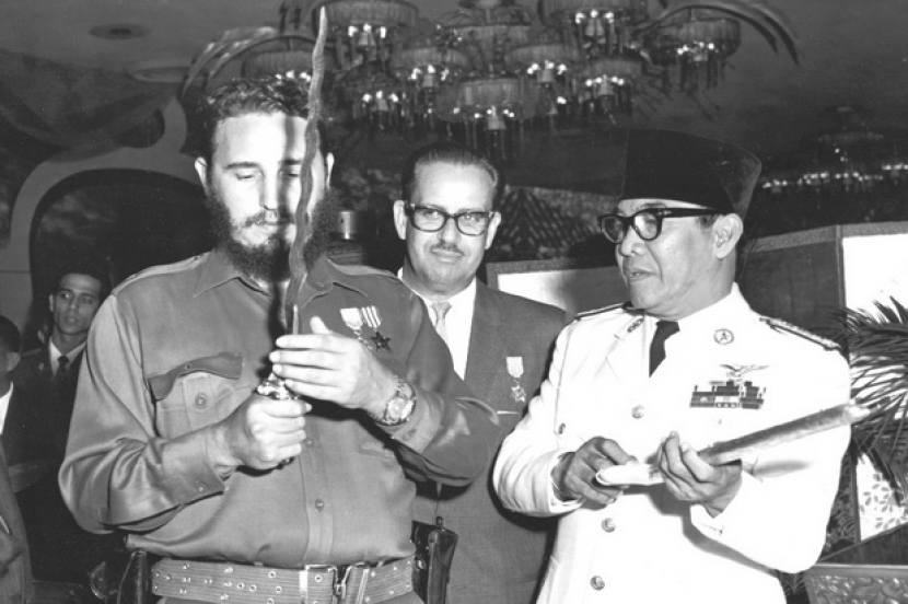 Presiden Sukarno mengenalkan keris pada pemimpin revolusi Kuba, Fidel Kastro. (istimewa)