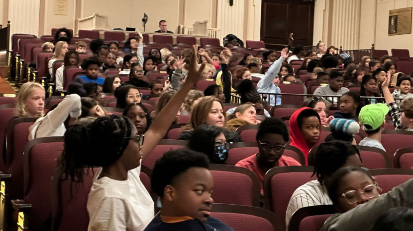 Anak-anak Amerika Serikat tampak antusias bertanya pada sesi diskusi film Tegar.  (Dok. KJRI Chicago)