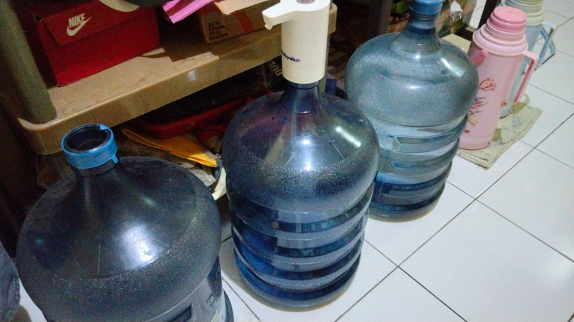 Warga terpaksa membeli air galon untuk kebutuhan minim dan memasaknya akibat air PDAM yang keruh. (Dok. Matapantura.republika.co.id)
