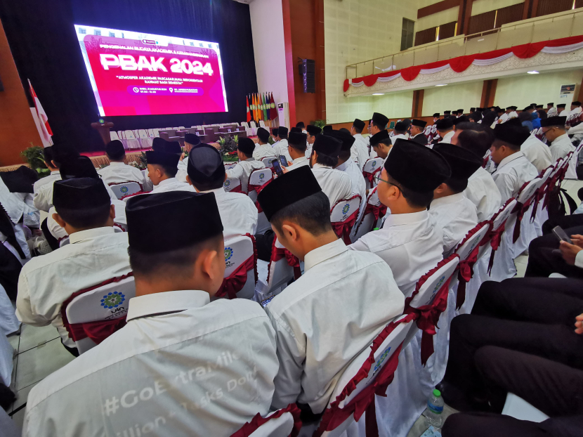 Sejumlah mahasiswa Pascasarjana mengikuti kegiatan Pengenalan Budaya Akademik dan Kemahasiswaan (PBAK) 2024 di Gedung Anwar Musaddad UIN Bandung, Rabu (21/8/2024). (Foto: Yogi Ardhi/Republika Network) (Huawei P30 Pro). 