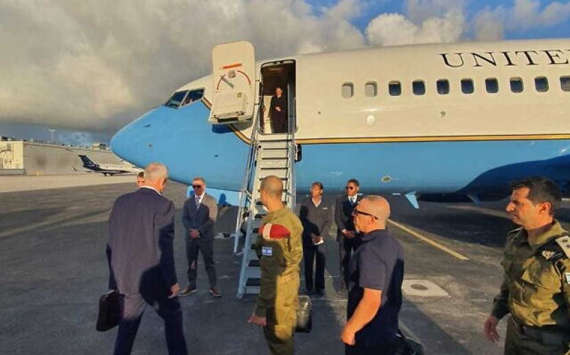 Menteri Pertahanan Israel, Benny Gantz (kiri) tiba di Florida dalam perjalanan ke markas CENTCOM pada 25 Agustus 2022. (Sumber: Kementerian Pertahanan Israel)
