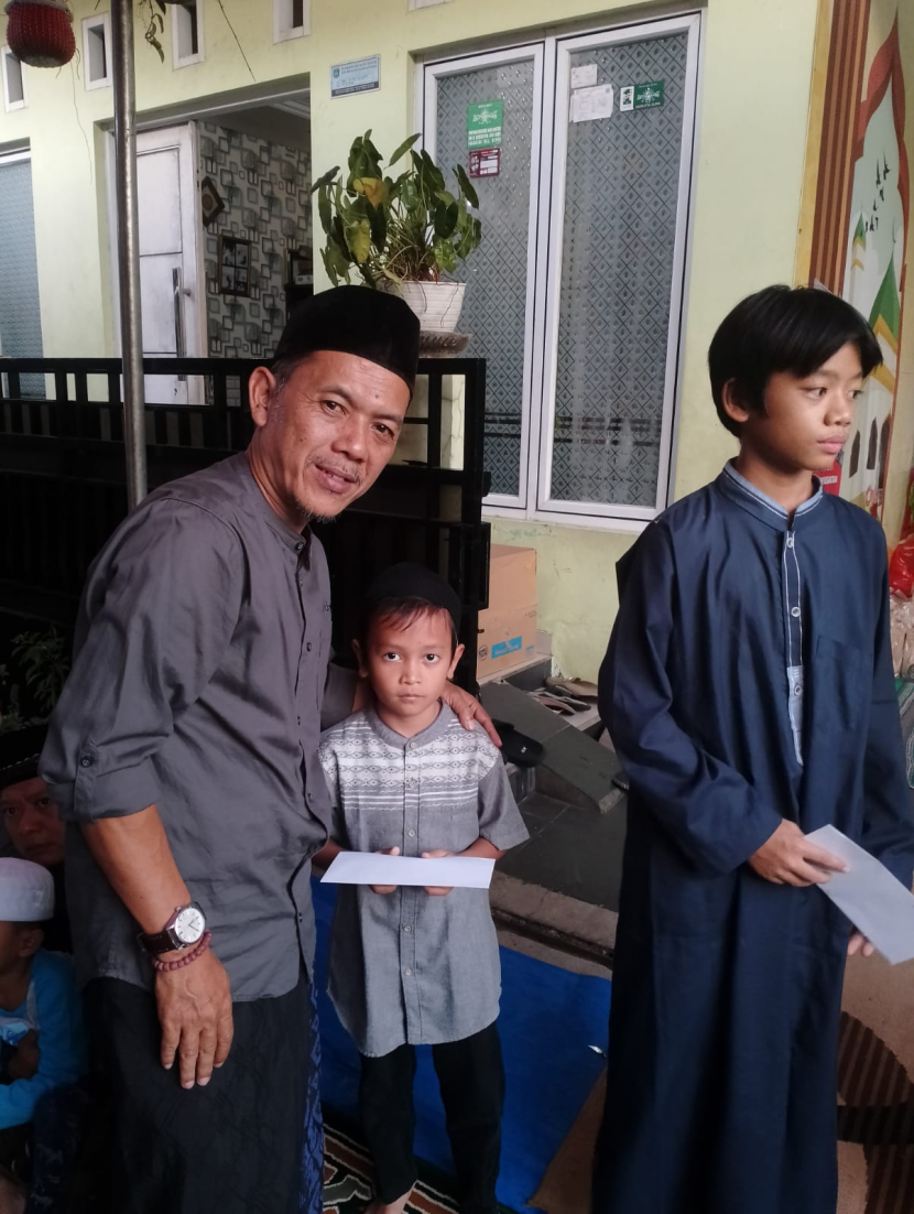 Ketua Majelis Taklim Rumah Berkah Sumarto (kiri) berfoto bersama dengan anak yatim.