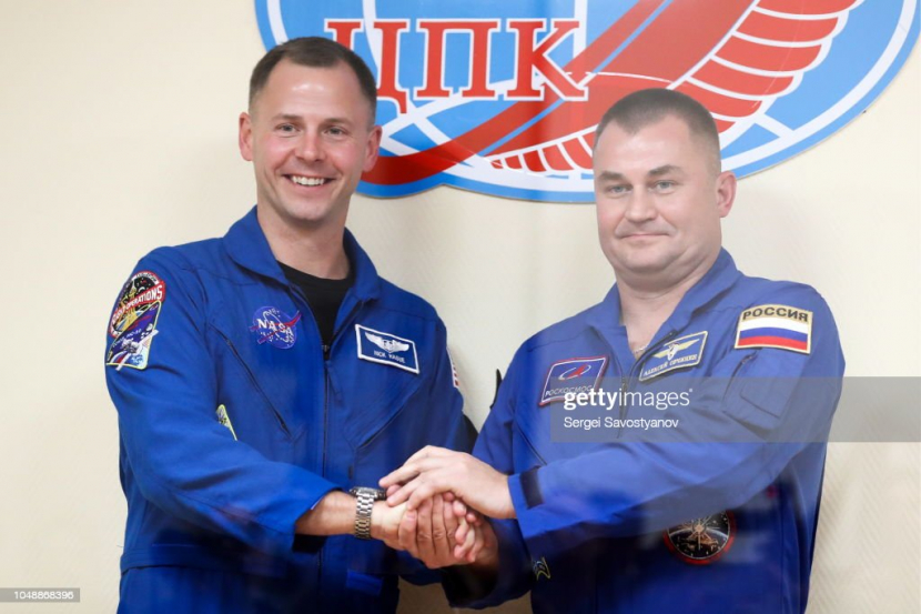 Astronot NASA dan Kosmonot Rusia dalam persahabatan indah. Gambar: gettyimages.com