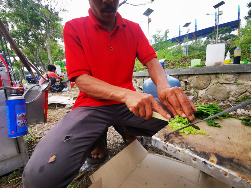 Endut, seorang pedagang Cuankie warga Kota Bandung menyiapkan bahan bumbu Cuankie dagangannya  pada turnamen Piala Presiden 2024 di Stadion Si Jalak Harupat, Soreang Kabupaten Bandung, Ahad (22/7/2024). Foto: Yogi Ardhi/Republika Network